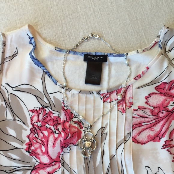 🌺ANN TAYLOR PETITE Floral Sleeveless Top LP - Picture 3 of 5